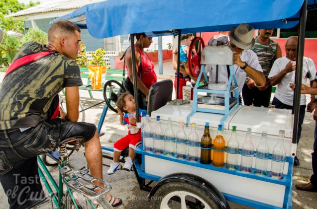 Granizado vendor at Imias, Guantánamo / Granizadero en Imias