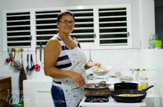 Rebeca at her kitchen cooking the fish with coconut milk for us. 7 rebeca en su cocina mientras nos cocinaba el pescado con leche de coco.