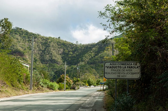 La Farola viaduct, a mountain road between Guantánamo and Baracoa. / Viaducto La Farola, carretera de montaña que une a Guantánamo con Baracoa.