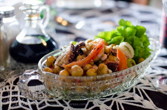 Chickpea salad with seafood /Ensalada de garbanzos con mariscos