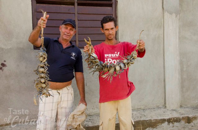 Crabs salers / Vendedores de cangrejos en Baracoa. 