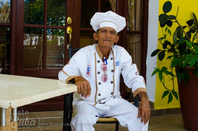 Ángel Sánchez Pelenque is a chef from Bayamo. He made a research on the Sierra Maestra mountains looking for the recipe to prepare this energetic sweet. / Ángel Sánchez Pelenque, chef bayamés investigó en la zona de la Sierra Maestra buscando la receta para preparar este dulce energético.