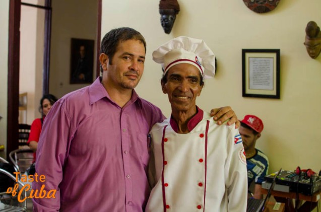 Pachalo with Doimingo Cusa, activist  for the rescue  of culinary traditions in Bayamo. / Pachalo junto a Doimingo Cusa , activista por el rescate de las tradiciones culinarias en Bayamo.