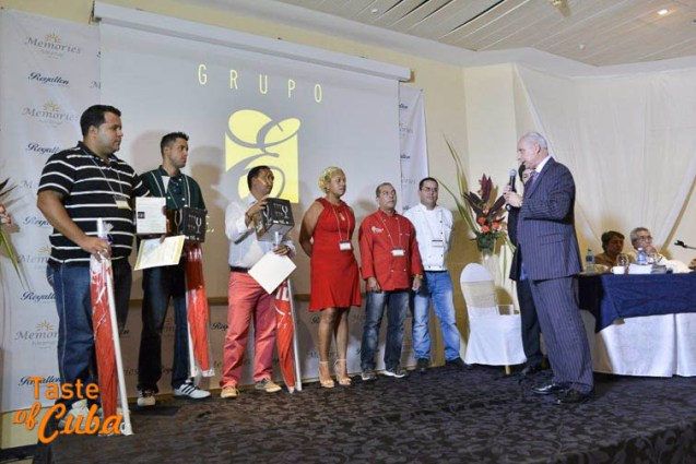 Jose Carlos Santiago entrega reconocimientos a ganadores del concurso de tapas / Foto: FERVAL