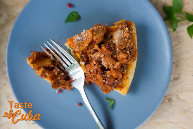 Pastel de harina de maíz con pollo