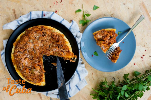 Pastel de harina de maíz con pollo
