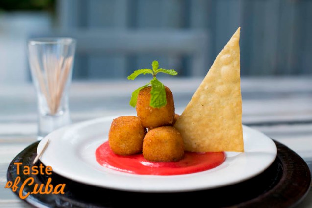 croquetas de queso con coulis de guayaba