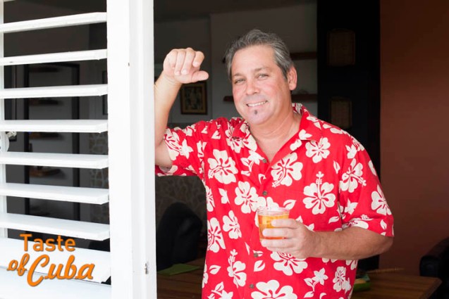 Sabores Por Alain L. Gutiérrez Herón Vega Granados, La Habana, 1972. Actor. Comenzó su carrera a los 6 años en el filme Retrato de Teresa, dirigido por su padre Pastor Vega y con la actuación de su madre Daysi Granados. En su filmografía cuentas películas como: Video de familia, Ciudad en rojo y Las profecías de Amanda. ¡Yo quiero invitar a comer al Duque Hernández! Yo heredé de mi madre el talento para actuar y para a cocina. Cuando yo era un adolescente mis padres pasaban mucho tiempo viajando por asuntos de trabajo. Mi abuela era quien cocinaba en la casa, pero llegó una época en la que ahorraba mucho a la hora de hacer la comida y ya no cocinaba tan rico. ¡Porque para cocinar sabroso hay que echarle condimentos a la comida! ¡No se puede escatimar! Así que me puse a cocinar yo mismo. En mi casa siempre se comió como en un restaurante porque mi madre si le sabe a la cocina. ¡No se me olvidan nunca los arroces con pollo a la Chorrera que le hacía a mi padre los domingos! Si pudiera invitar a cenar a alguien a quien admire mucho, invitaría al Duque Hernández. Me encantaría poder compartir con él porque lo admiro como deportista y como persona. Le cocinaría un pollo especial que hacemos en la casa. ¡Muy rico! Unas las masas de cerdo o una rica langostica. ¡Y bueno, para beber cerveza, y hablar mucho de pelota! Vaca Frita Ingredientes para 4 personas 1 lb de carne de res 2 cda. de pasta de ajo 2 cebollas medianas 1 cdta. de sal 1 limón ½ taza de aceite Procedimiento: Hervir la carne durante una hora en olla de presión y conserve ½ taza del caldo. Separe la carne en hilachas. Calentar el aceite en la sartén y añadir las cebollas y el ajo cuando esté bien caliente. Dejar que las cebollas se pasen de dorado y vierta el jugo del limón. Agregue el caldo y cuando seque un poco coloque la carne. Dejé que la carne se tueste bien y algunas hebras queden crujientes y oscuras.