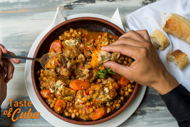 potaje de garbanzos a la catalana con manitas de cerdo