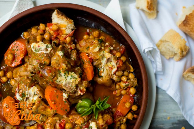 potaje de garbanzos a la catalana con manitas de cerdo